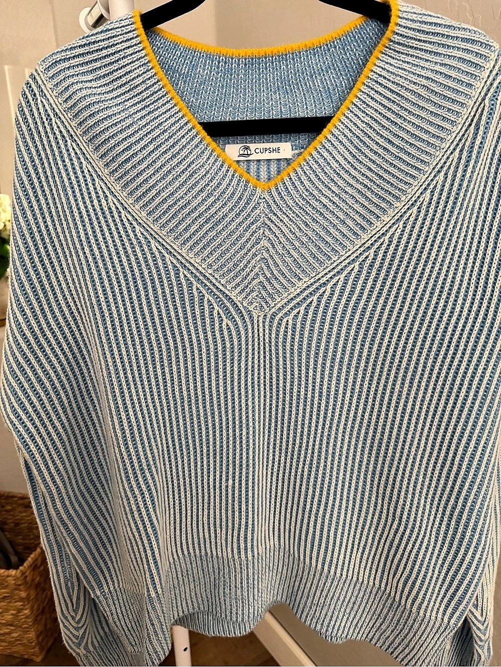 Cupshe Striped V-Neck Sweater in Blue & White Size Medium Like New
